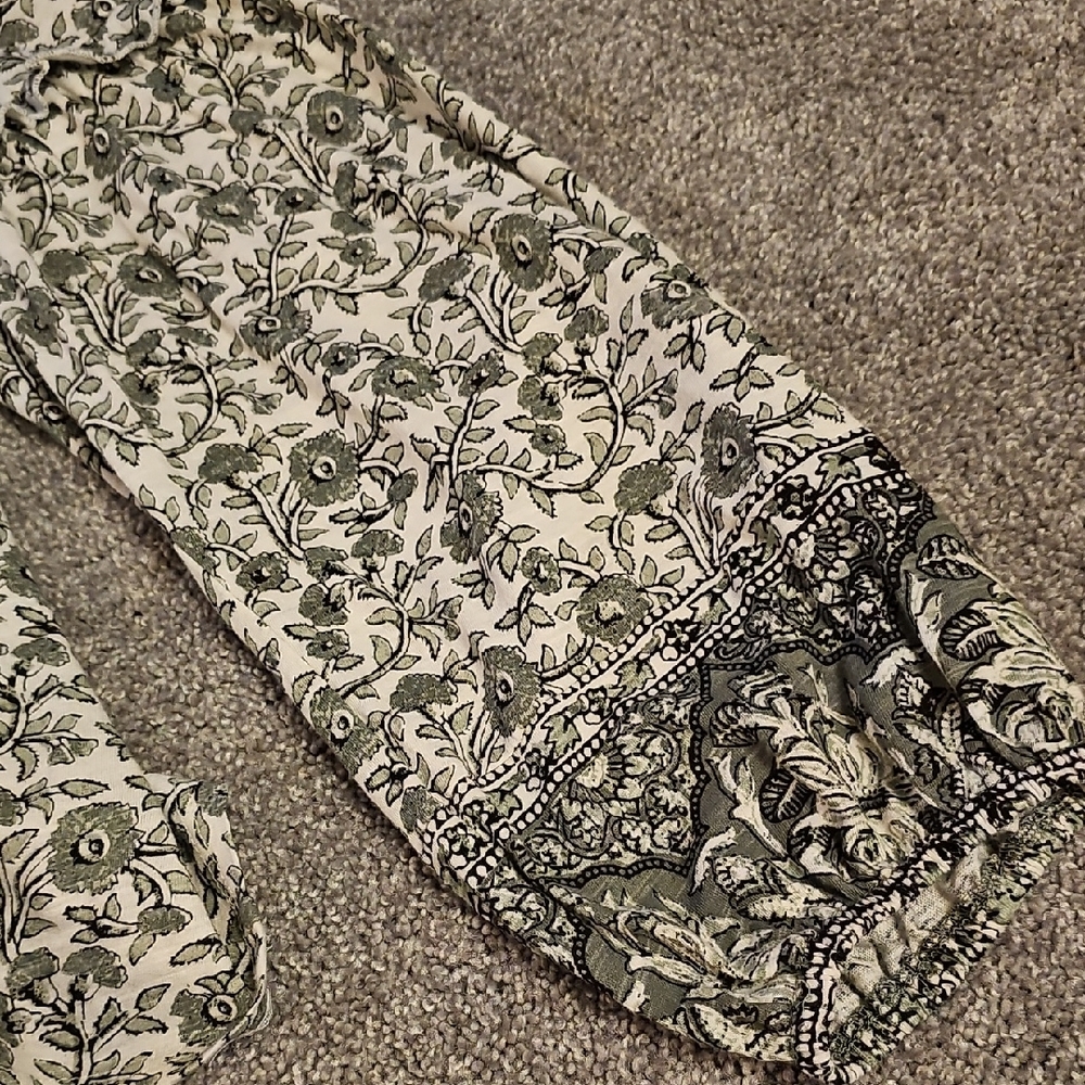 D4🔹️Wonderly Floral Blouse - Green and White - Picture 5 of 7